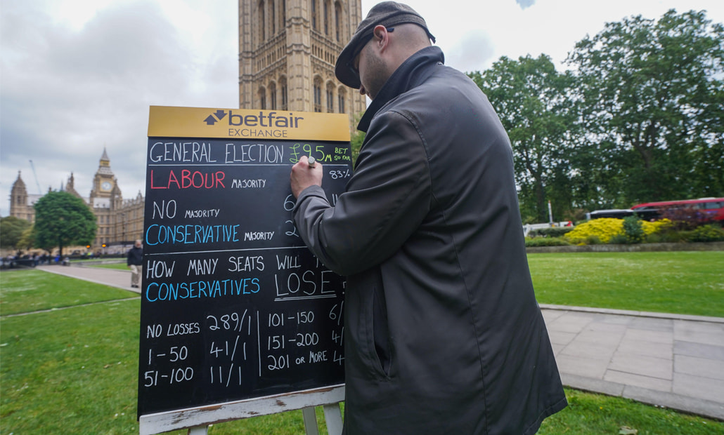 A bookmaker outside the Houses of Parliament, 23 May 2024. Photo © Amer Ghazzal / Alamy