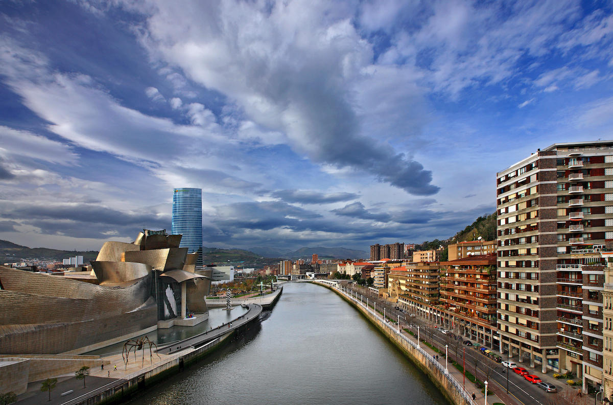 Winter skies over the Guggenheim Museum and River Nervión, Bilbao, January 2016. Photo © Hercules Milas / Alamy
