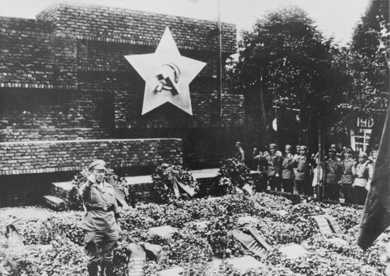 Ernst Thälmann in front of Mies Van Der Rohe’s memorial to Karl Liebknecht and Rosa Luxemburg