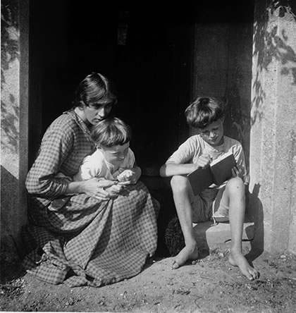Vanessa, Quentin and Julian Bell at Charleston, probably in 1917.