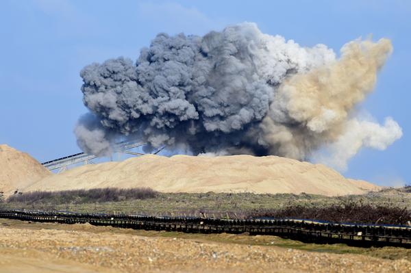 The army detonates the Bermondsey bomb.